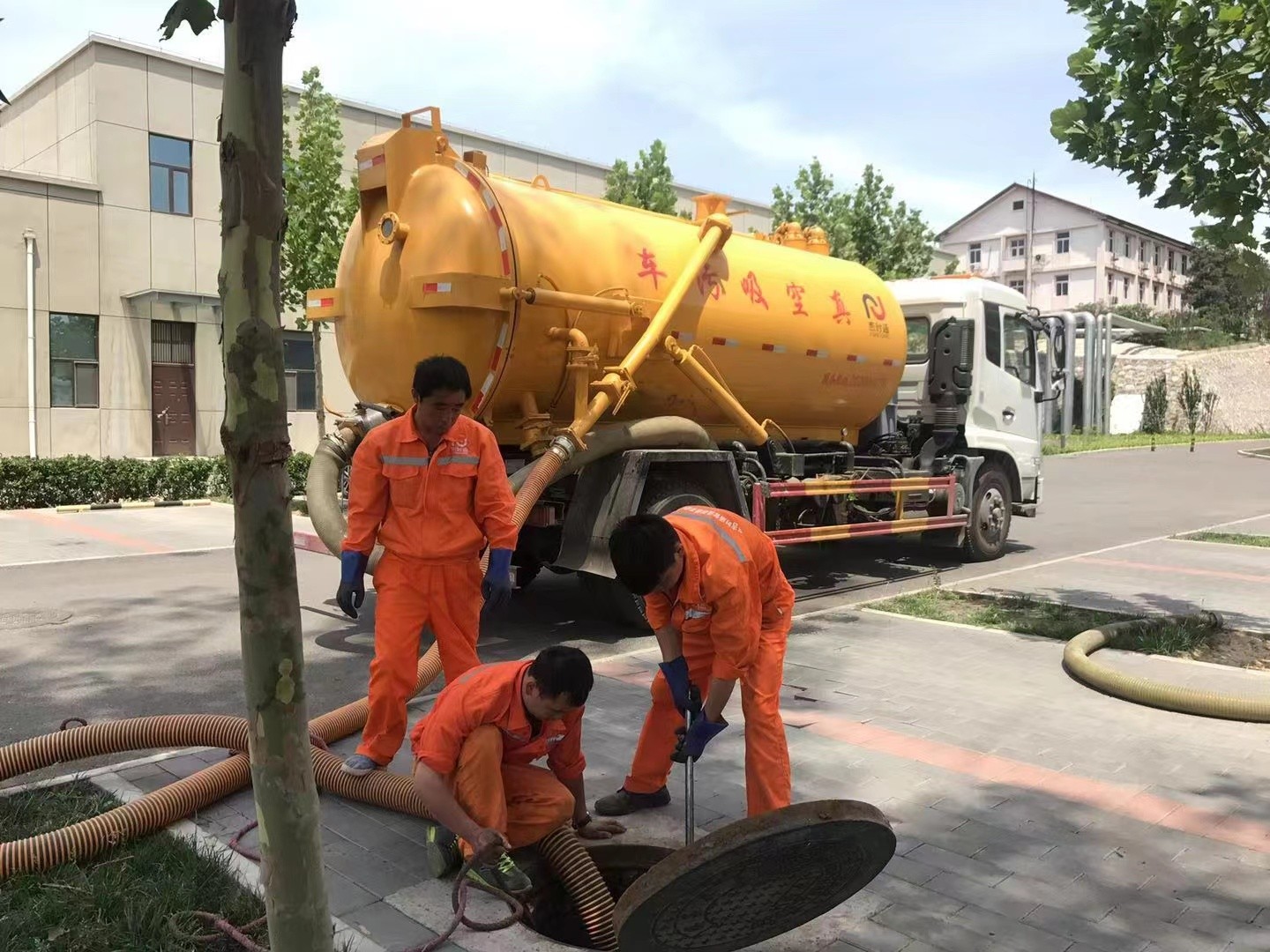 临泽管道疏通车停在窨井附近