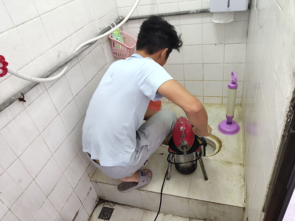 临泽管道堵塞冒臭气 专业师傅现场解决问题